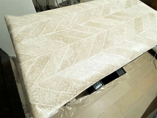 ライティングデスクの天板に壁紙を貼った状態