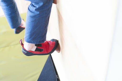 小さなホールドに全体重をかけて登る