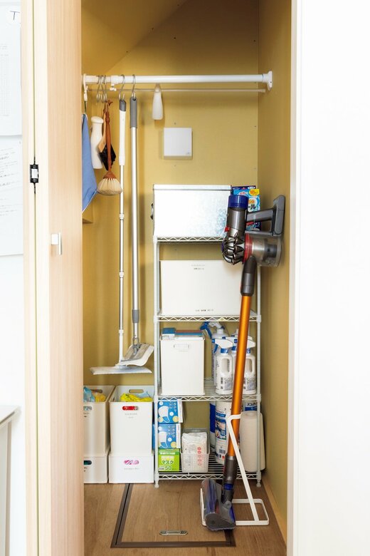 余裕をもたせて見やすくしてある掃除用具収納