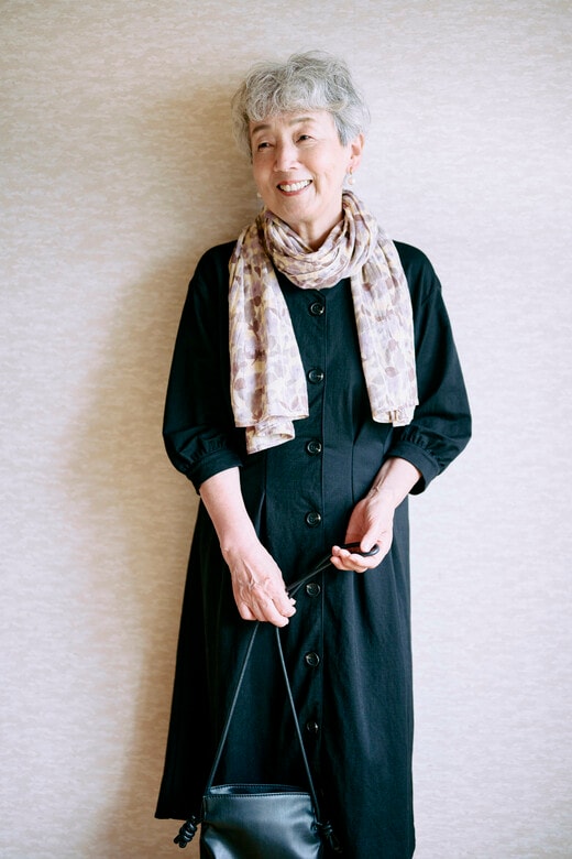 黒いワンピースを着たもののはずみさん