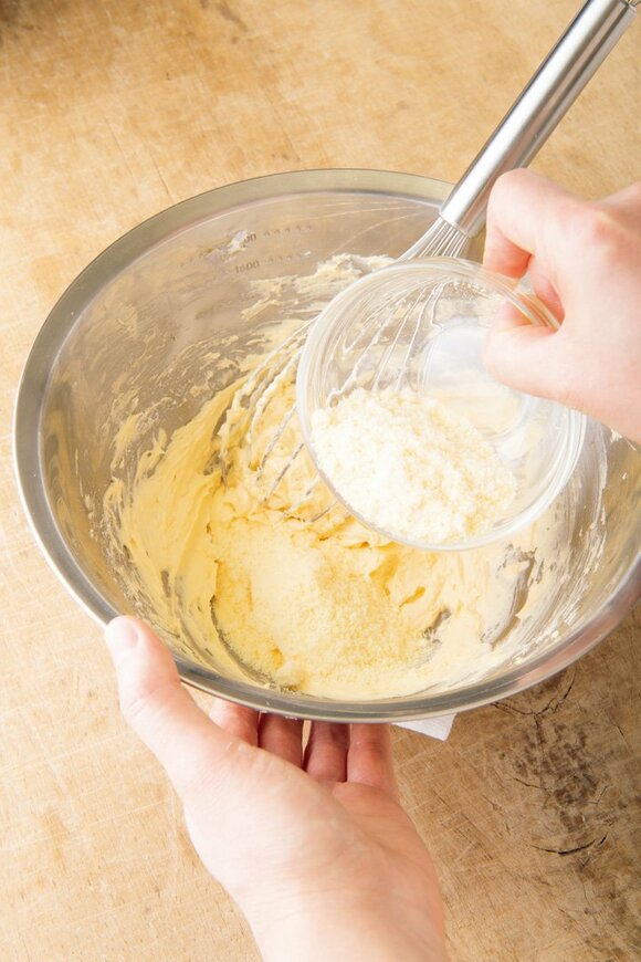 粉チーズを加える