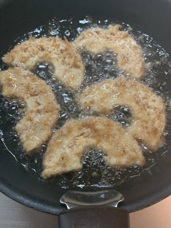 車麩を油で揚げている様子