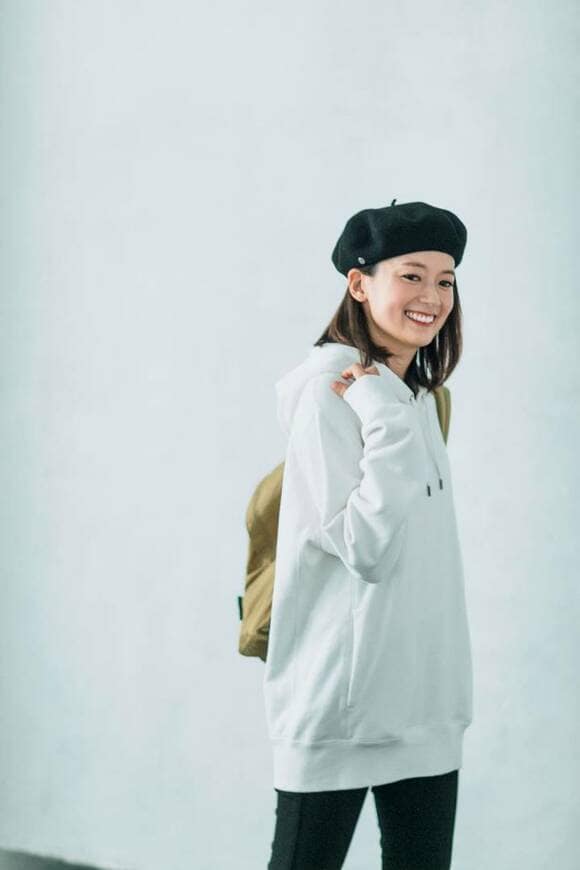 白フーディコーデの女性