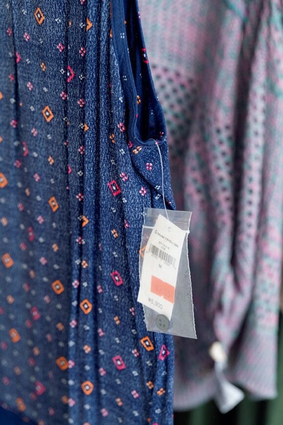 タグが付いた衣類