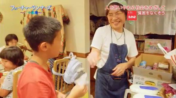 こども食堂の店主と子ども