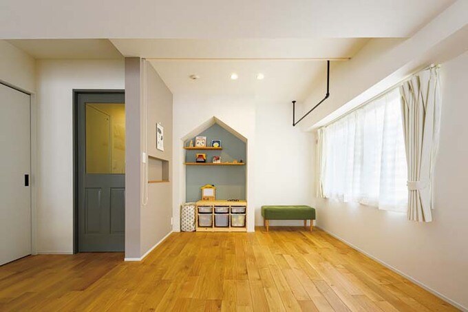 おうち型のアルコーブのあるリビング