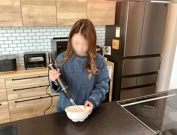 コンセントを挿してキッチンカウンターで作業している様子