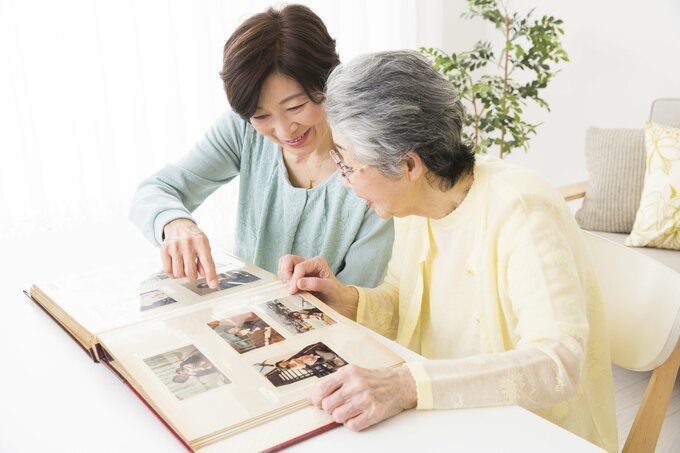 写真アルバムを見るシニア女性