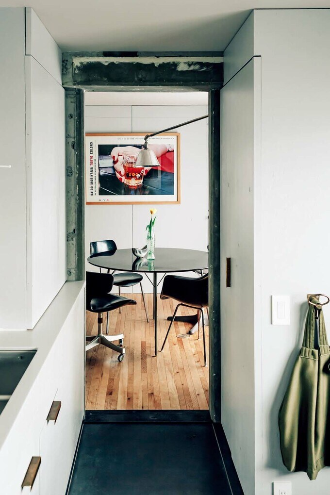 キッチンとダイニングは床材を替えてゾーニング