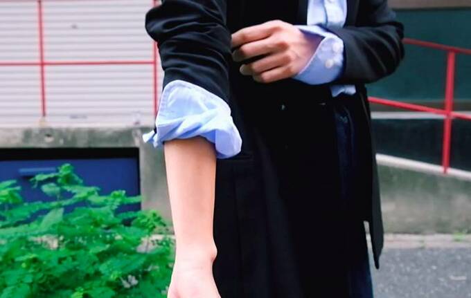 残ったシャツの余計な部分を折り上げる