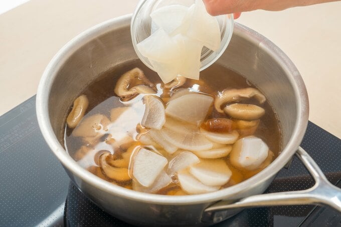 里芋・しいたけ・大根を入れ、軽く温まる程度に煮る（煮込みすぎない）。