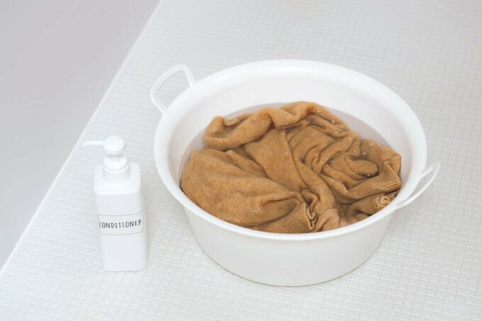 洗剤とボウルに衣類