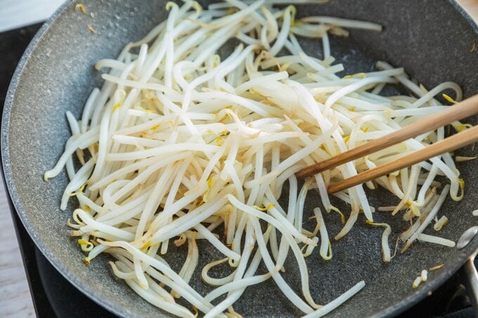 モヤシを炒める