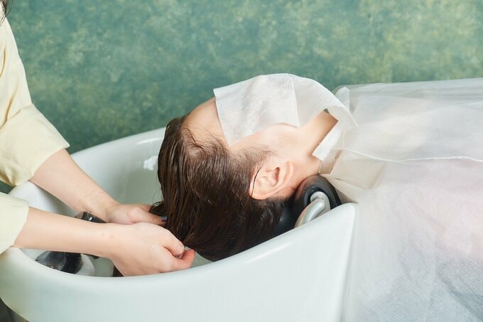 サロンでトリートメントをしている女性