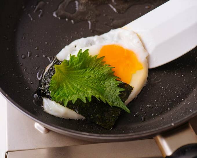 卵に上に焼きのりと青ジソ