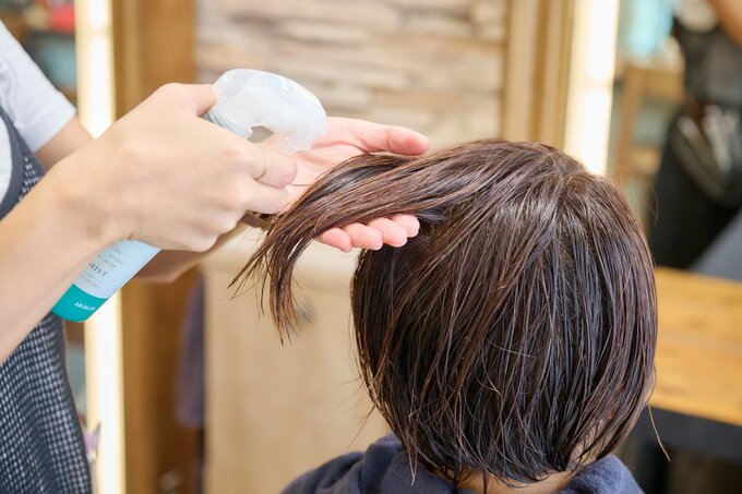 前処理中の女性の後ろ姿