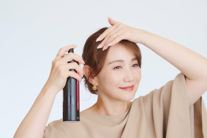 スプレーをする女性