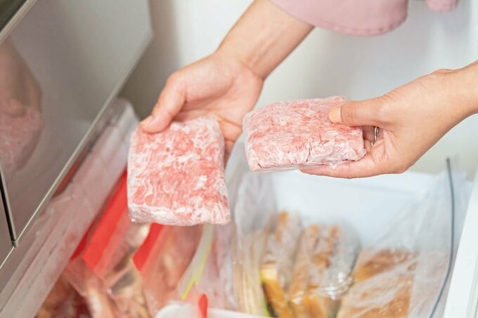 冷凍お肉を持つ様子