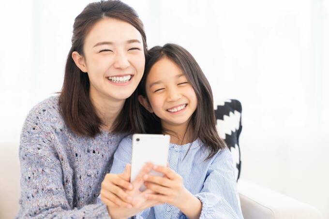 親子でスマホを見る様子