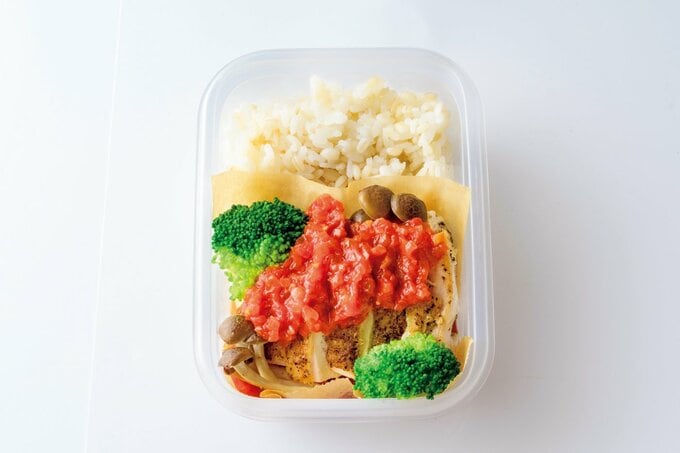 タッパーに入ったチキンのトマトソテー弁当