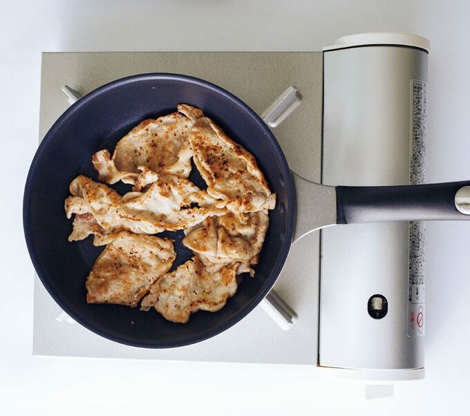 フライパンに豚肉