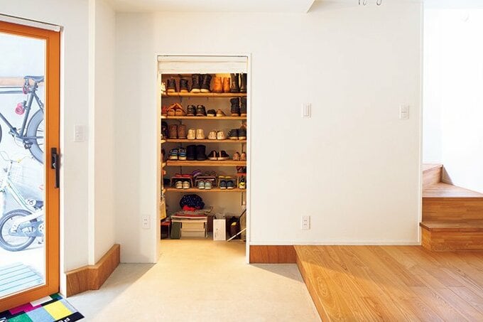 階段下のデッドスペースを生かしてシューズクロゼットを配置