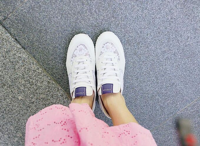 足元スニーカー