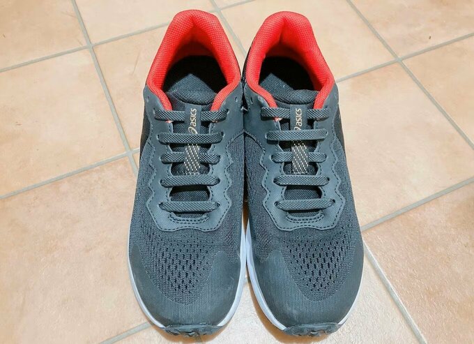 靴紐を使用したスニーカー