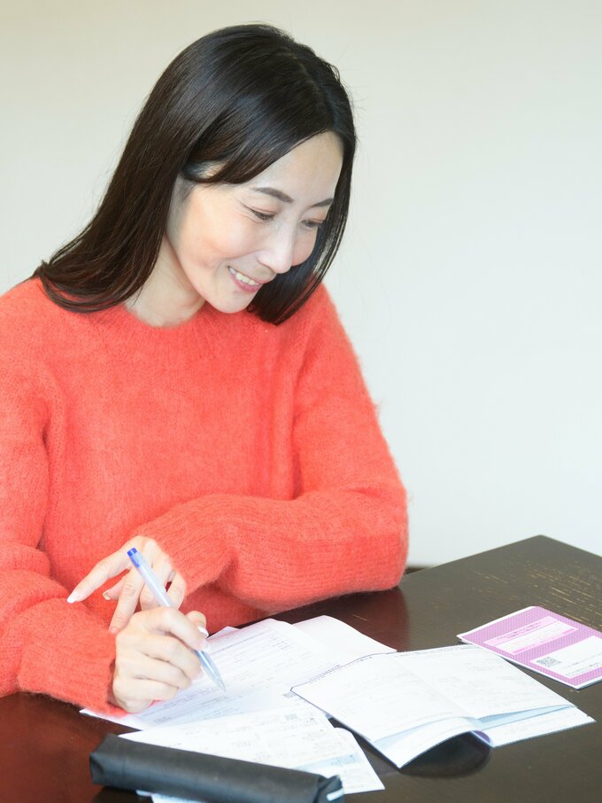 机に向かう女性