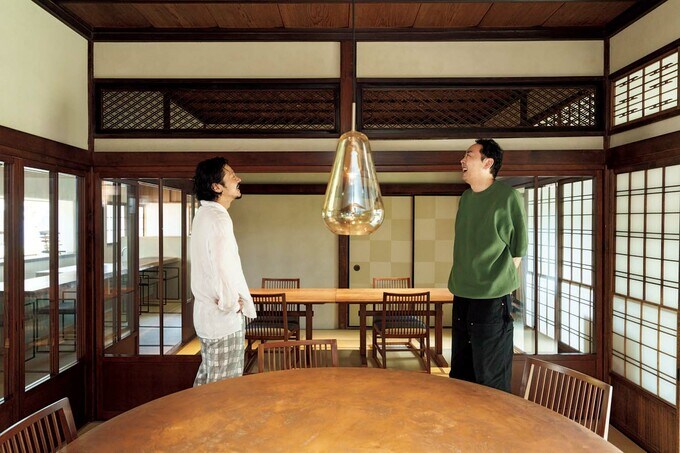 欄間を見上げるアンガールズ田中さん