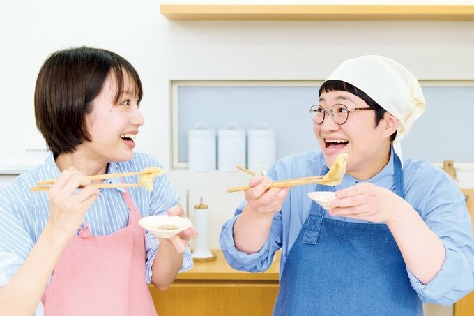 ギョーザを食べる長谷川あかりさんと近藤春奈さん