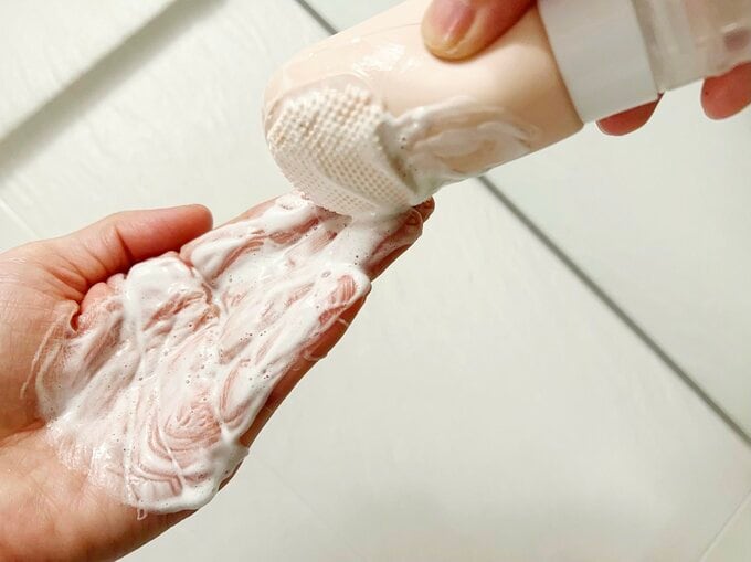 本体表面のブラシでボディソープを泡立てることも