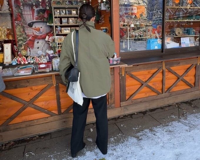 冬服を着た後ろ姿の女性