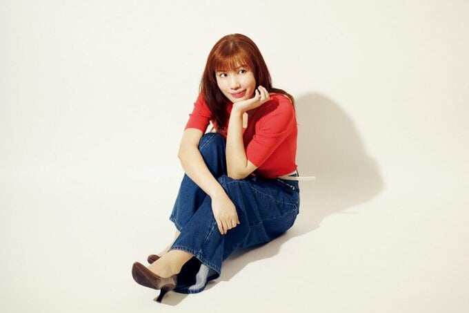 地面に座って頬杖をつく仲 里依紗さん