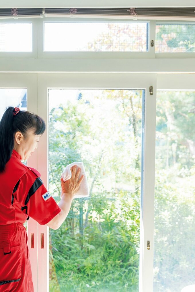 窓掃除をする新津さん