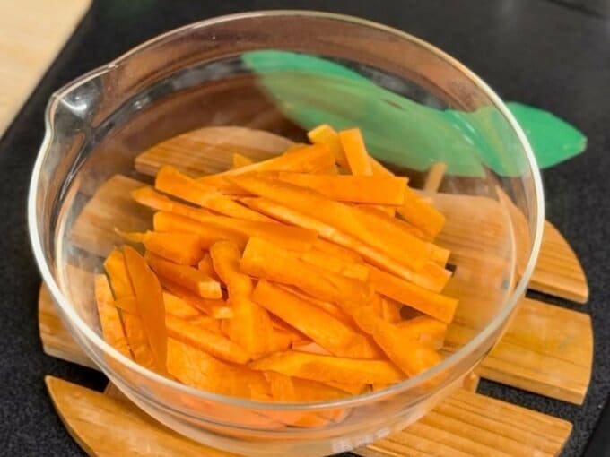 ボウルに入れた千切りニンジン