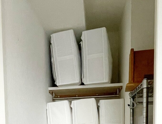 収納ケースに入れて布団を収納している様子