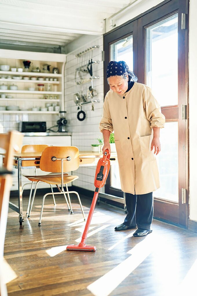 掃除機をかける女性