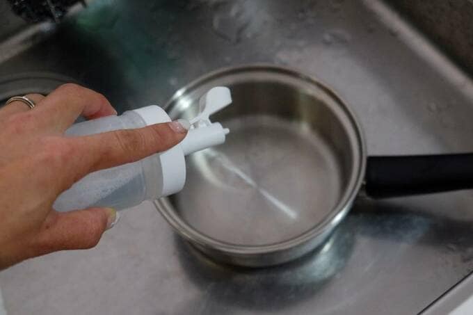 プッシュ容器でふきかける様子