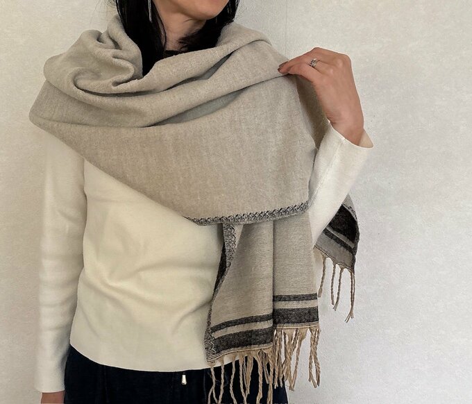 白地メインのストール