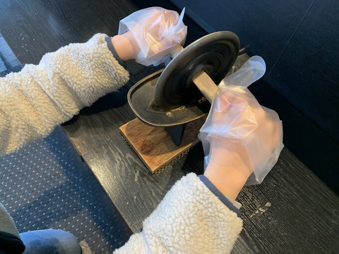 すり鉢を使って粉状