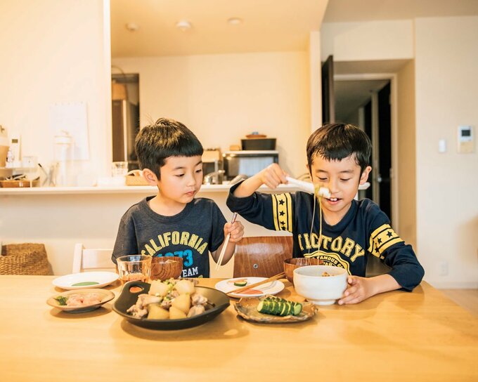 男の子ふたり食事中