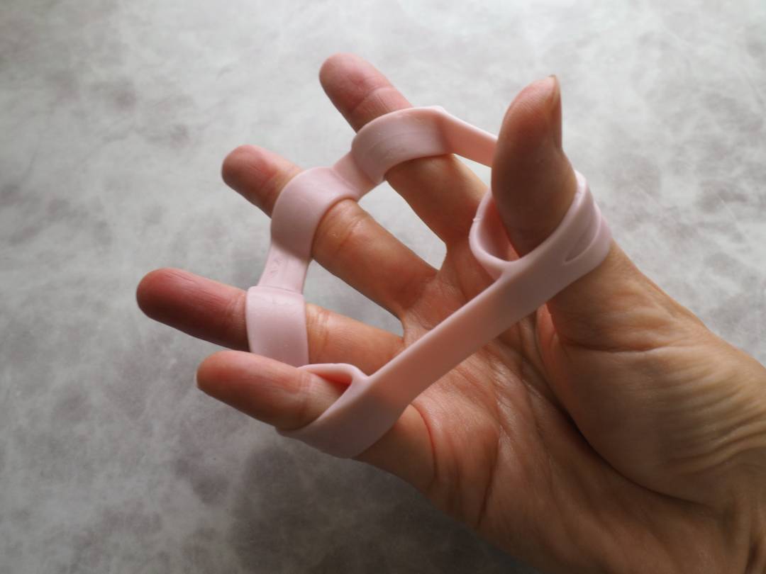 意外と疲れている“手の指”。100円グッズでお手軽ストレッチ | ESSEonline（エッセ オンライン）