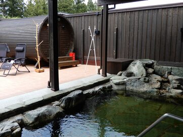 東京から車で約1時間半。日帰り温泉やサウナ、週末グランピングも楽しめる