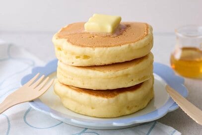 もっちりおいしい「パンケーキ」のレシピ。強力粉でつくるとお店みたいな分厚さに