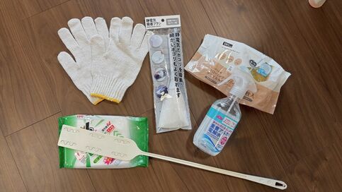 冷蔵庫や洗濯機下の悩ましい「すき間汚れ」をすっきり落とすコツ3つ。100円グッズで十分きれいに