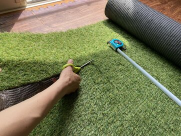 戸建てのバルコニーに人工芝をDIY！予算5000円で子どもの遊び場にも