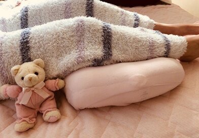 睡眠の必需品・足枕。専用グッズがなくても代用できます