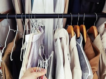 「捨てられない人」が服を処分したビフォーアフター。「クローゼットが窮屈」と感じたらやること