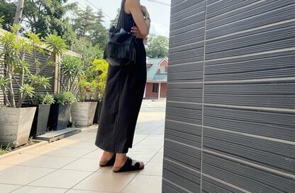 40代、同じサンダルを「色だけ変更」してみたら。“少しのアップデート”で、いつもの服が新鮮に